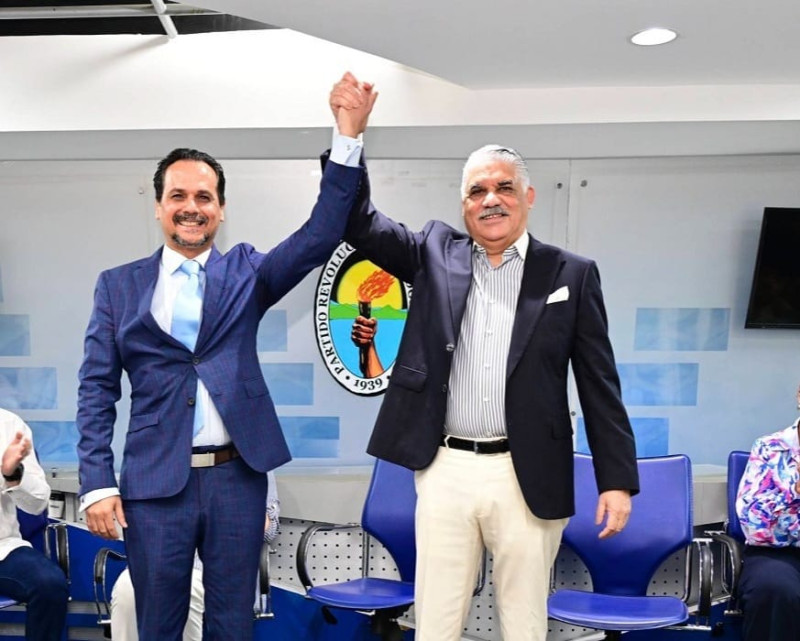 Miguel Vargas juramenta a Iván Silva, senador de La Romana en el Partido Revolucionario Dominicano (PRM).