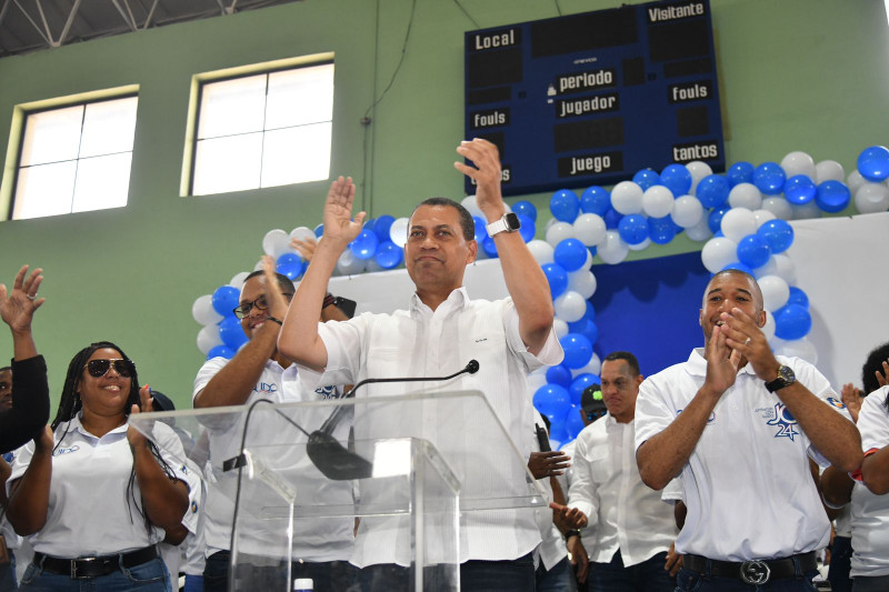 El dirigente Guido Gómez Mazara se muestra emocionado durante el lanzamiento ayer de su candidatura a la presidencia de la República por el PRM.