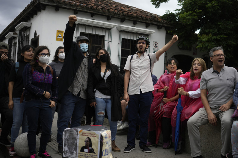 Personas se reúnen fuera de la Corte de Constitucionalidad de Guatemala, donde se lleva a cabo una sesión para examinar denuncias presentadas por varios partidos políticos sobre irregularidades en los comicios generales del 25 de junio, el sábado 1 de julio de 2023, en Ciudad de Guatemala.
