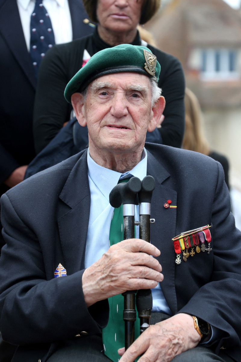 Una foto tomada el 5 de junio de 2014 en Ouistreham muestra al veterano de la guerra francesa Leon Gautier asistiendo a una ceremonia un día antes del comienzo de las conmemoraciones del Día D. Leon Gautier