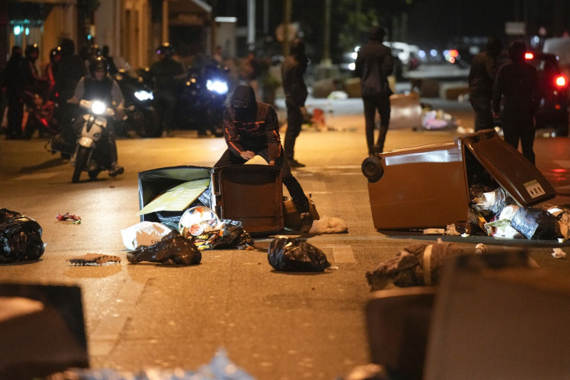 Manifestantes bloquean una calle con botes de basura en Colombes, Francia, sábado 1 de julio de 2023.