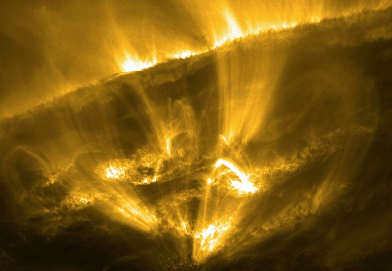 Vista de Solar Orbirter que muestra una sección parcial del Sol con gas a 1 millón de grados.