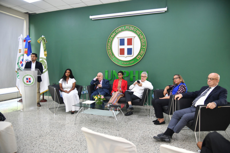 Participantes en el panel sobre propuestas en educación superior.