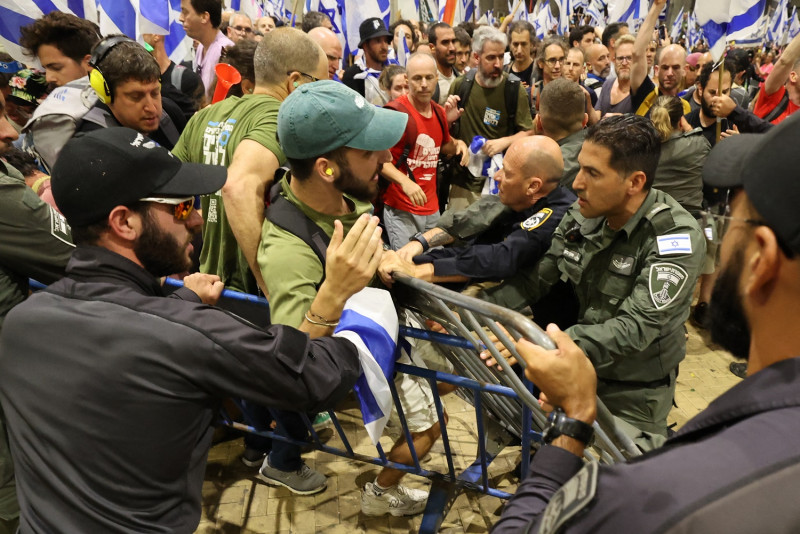 Manifestantes antigubernamentales israelíes se pelean con las fuerzas de seguridad durante una manifestación en el aeropuerto Ben Gurion .
