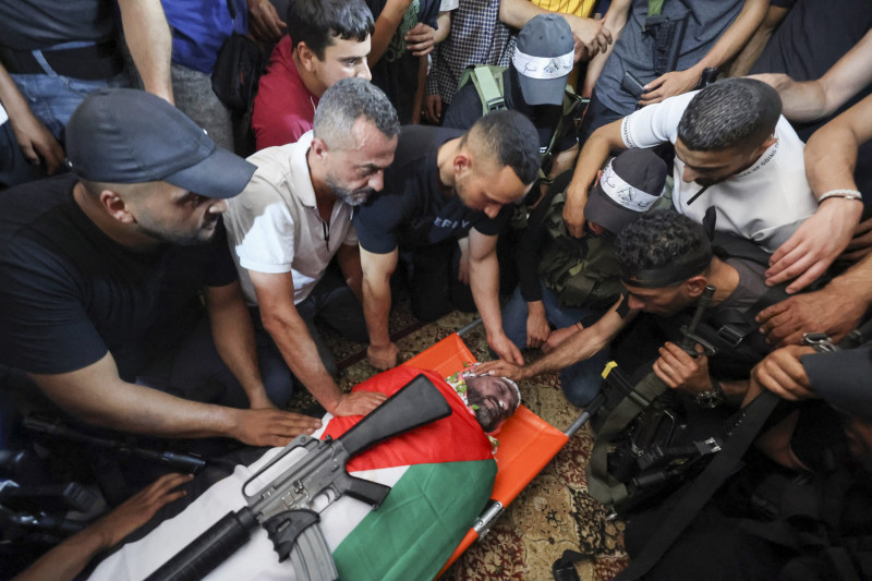 Los palestinos lloran el 24 de junio de 2023 el cuerpo de Tareq Erdis, quien murió durante una operación israelí en el campo de refugiados de Askar, al este de Nablus, en la Cisjordania ocupada durante su funeral.