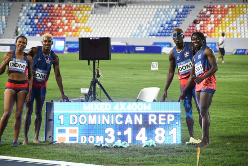 El equipo de relevo mixto de República Dominicana integrado por Anabel Medina, Lidio Feliz, Alexander Ogando y Fiordaliza Cofil.