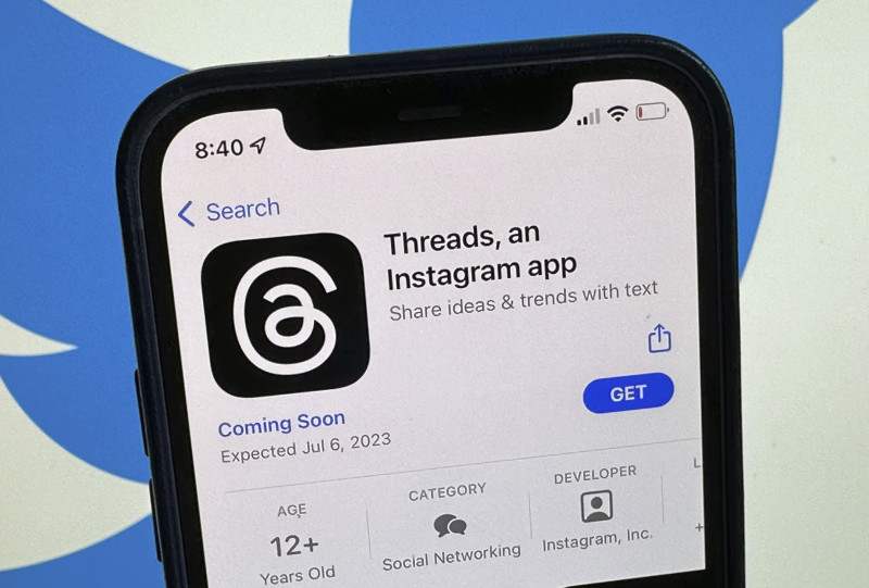 El anuncio de la aplicación de redes sociales 'Threads' se muestra en la App Store de Apple en EE. UU. en la pantalla de un teléfono inteligente en Berlín, Alemania, el martes 4 de julio de 2023.