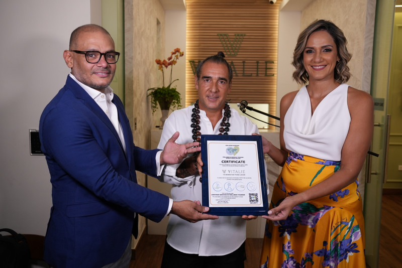 Carlos López, Flavio Acuna y Rosaly Pichardo en la entrega de la certificación.