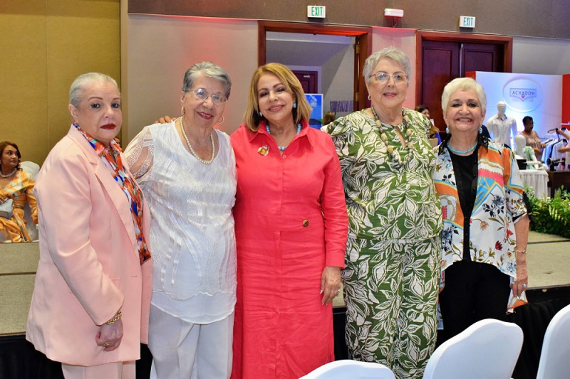 Nieves Colombani, Leonarda Julian, Luisa de Aquino, Daisy de Rondon y Margarita Mendoza