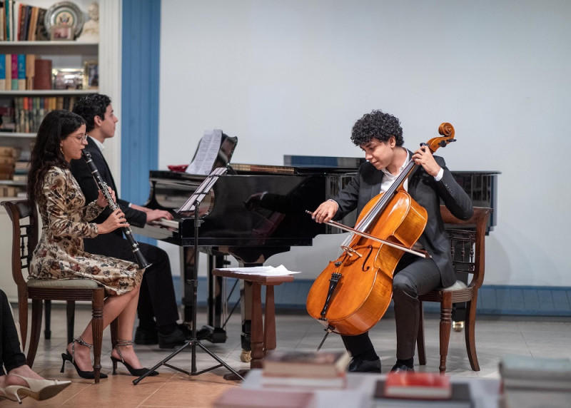 Los jovenes estudiantes de música y becados por Fundación Sinfonia amenizaron el encuentro.