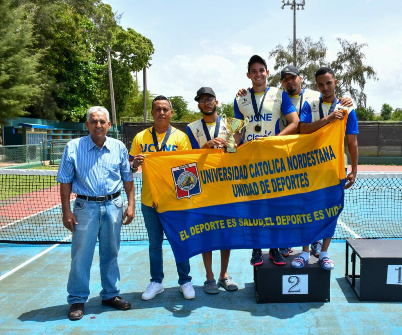 El director técnico nacional de Miderec, Neftalí Ventura, a la derecha, figura junto a los jugadores y cuerpo técnico del equipo masculino de la Pontificia Universidad Católica Madre y Maestra (Pucamaima).