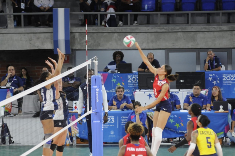 Alondra Tapia, de República Dominicana, realiza un remate en el partido frente a Costa Rica en los Juegos Centroamericanos y del Caribe.