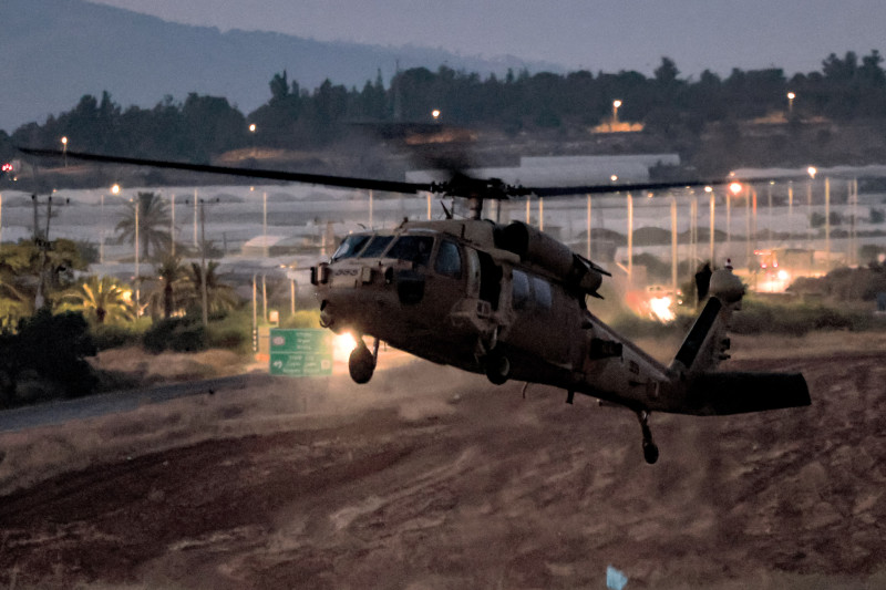 Un helicóptero UH-60 Black Hawk israelí despega para evacuar a los heridos cerca del cruce fronterizo de Muqeibila entre Israel y la Cisjordania