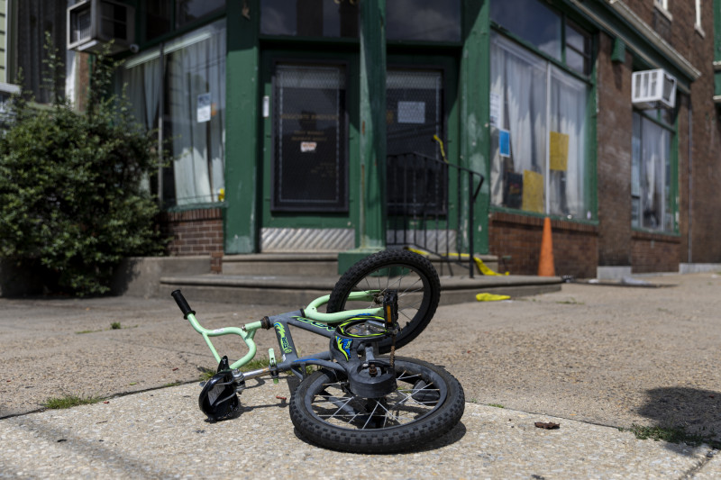 La bicicleta de un niño yace en el lugar donde ocurrió un tiroteo, el martes 4 de julio de 2023, en Filadelfia.