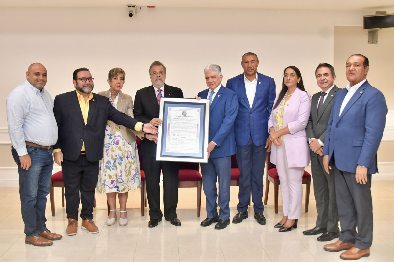 Ricky Noboa, junto al presidente del Senado, Eduardo Estrella y otros legisladores de la nación dominicana.