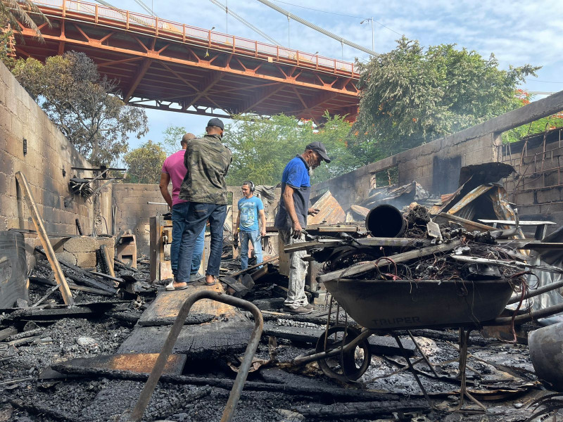 Fuego destruye dos negocios en Santiago