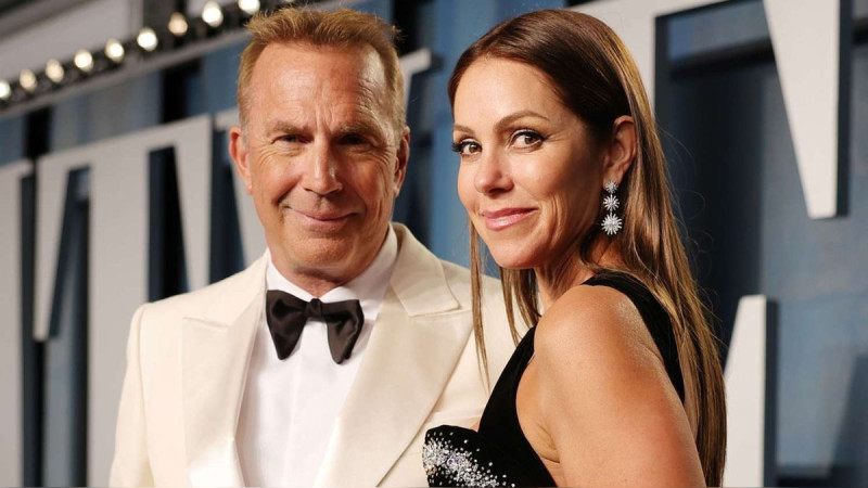 Kevin Costner y Christine Baumgartner. En 2000 ellos se conocieron y se casaron en 2004.