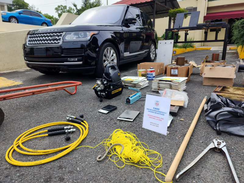 Vehículo y objetos incautados por la DNCD y el Ministerio Público