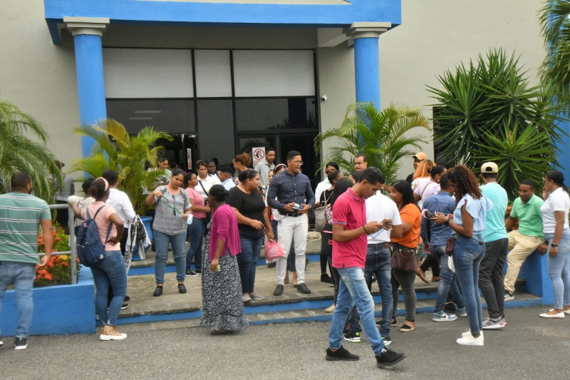 Los empleados del Metro de Santo Domingo a las afueras de la Oficina Para el Reordenamiento de Transporte (OPRET).