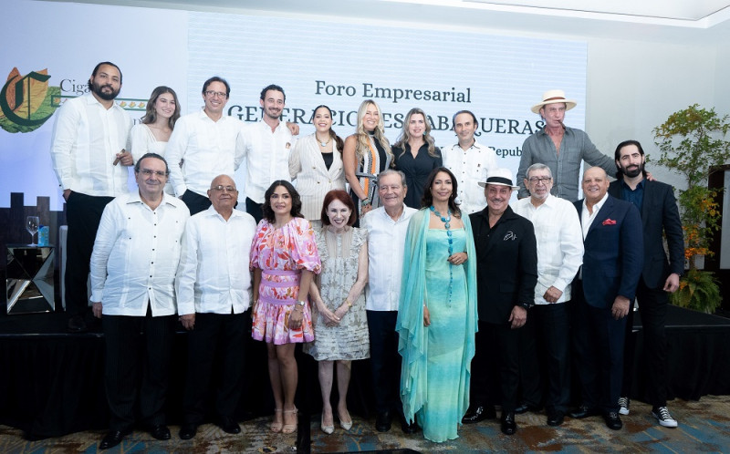 Familias tabaqueras participantes en el foro empresarial “Generaciones tabaqueras”, junto a los anfitriones, Ángel García y Josefina de García.