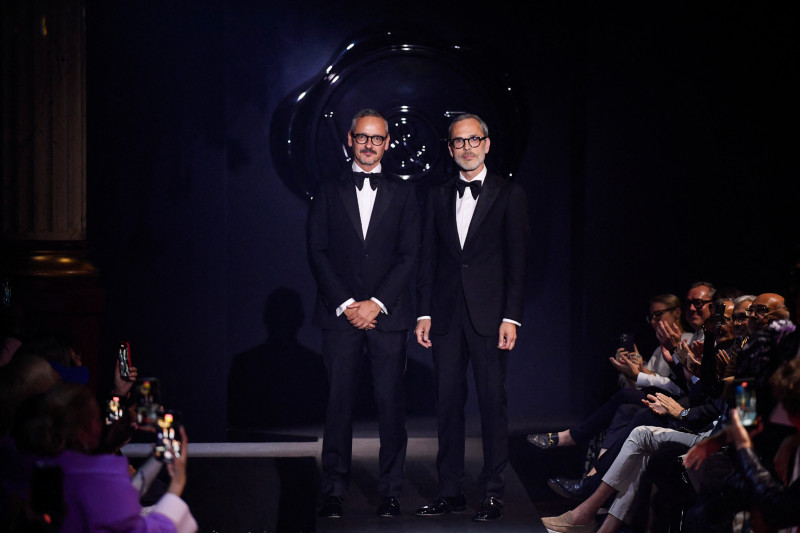 Los diseñadores holandeses Viktor Horsting (C) y Rolf Snoeren saludan a la audiencia después de presentar las creaciones de Viktor & Rolf durante la Semana de la Moda