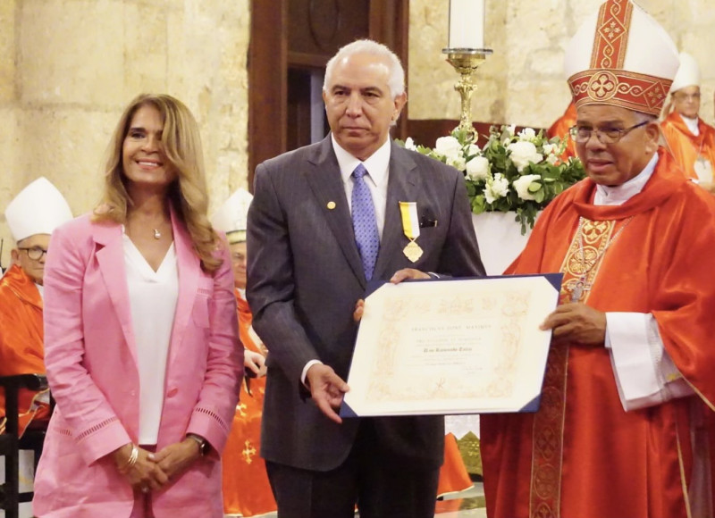 Ramón Tallaj, acompañado de su esposa, Inés Hernández, recibe la medalla en la “Misa 61° de la Asamblea Plenaria de los Obispos”.