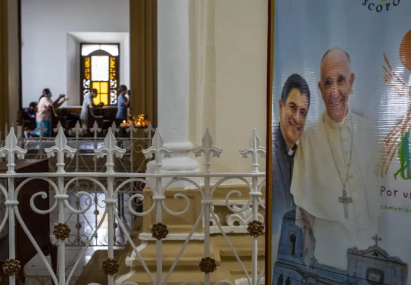 A la derecha, cartel del obispo Rolando Álvarez, y el papa Francisco, en la Catedral de Matagalpa, el 19 de agosto de 2022.