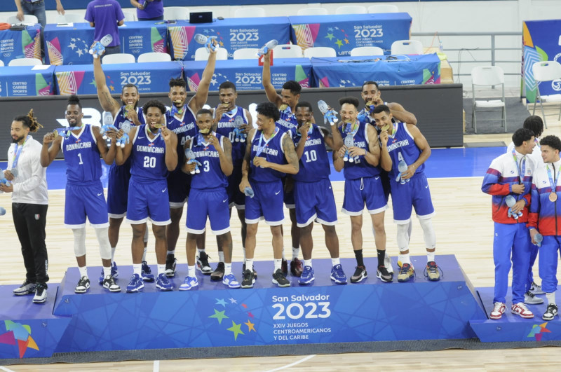 Integrantes del equipo masculino de baloncesto dominicano, campeón de los Centroamericanos y del Caribe 2023.