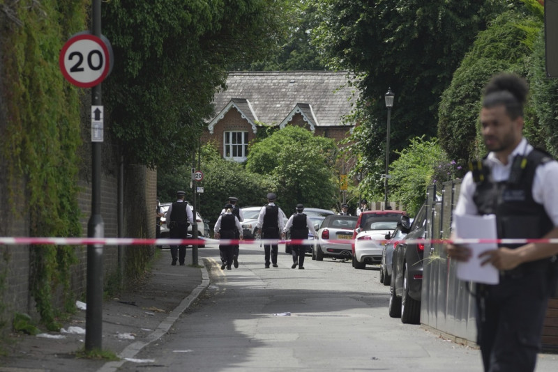 Oficiales de policía establecieron una línea de acordonamiento después de que un automóvil se estrellara contra el edificio de una escuela primaria en Wimbledon, Londres, el jueves 6 de julio de 2023.