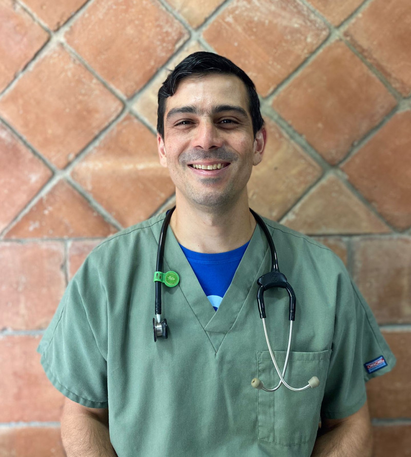 Veterinario Abraham Frías, médico veterinario, especializado en medicina y cirugía de pequeños animales y especies.