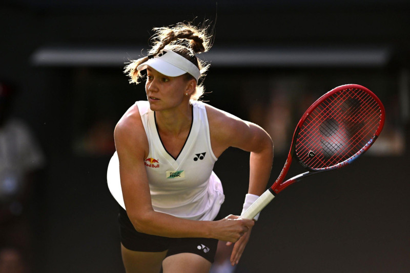 Elena Rybakina se mantiene en la lucha por renovar su título en Wimbledon.