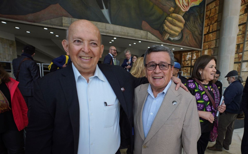 José Otty Patiño, jefe negociador del gobierno colombiano, a la izquierda, y Pablo Beltrán, comandante y jefe negociador del ELN, después de la ceremonia de apertura de la segunda ronda de conversaciones de paz en la Ciudad de México, el 13 de febrero de 2023.