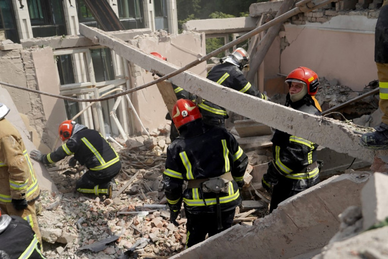 Foto publicada por el Servicio de Emergencia de Ucrania en Lviv el 6 de julio de 2023, muestra a los rescatistas trabajando en un edificio de apartamentos parcialmente destruido por un ataque con misiles, en medio de la invasión rusa de Ucrania.
