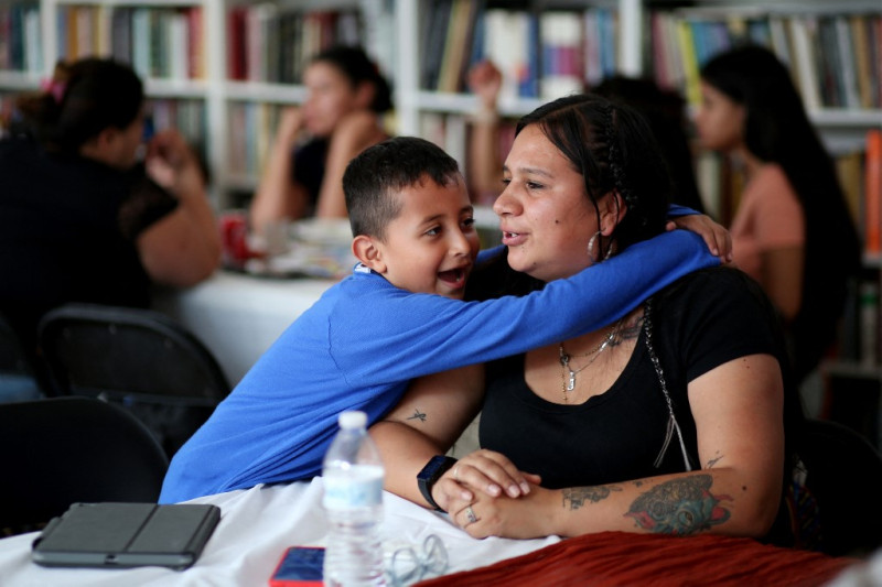 Familias de solicitantes de asilo en Romemu Center en la ciudad de Nueva York el 27 de junio de 2023.