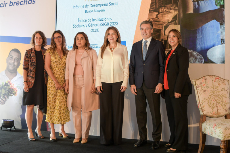 Stephanie García Van Gool, Bathylle Missika, Mayra Jiménez, Carolina Mejía, Javier Flores y Mercedes Canalda.