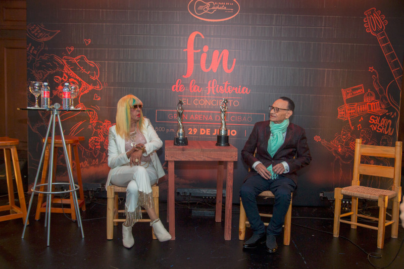 Fefita la Grande y Luis Segura durante el encuentro de prensa, la noche del jueves 6 de julio 2023, en el Gran Teatro del Cibao.