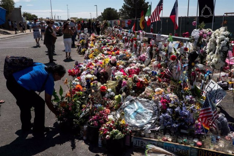 Homenaje a las víctimas de un tiroteo en un supermercado de El Paso, Texas
