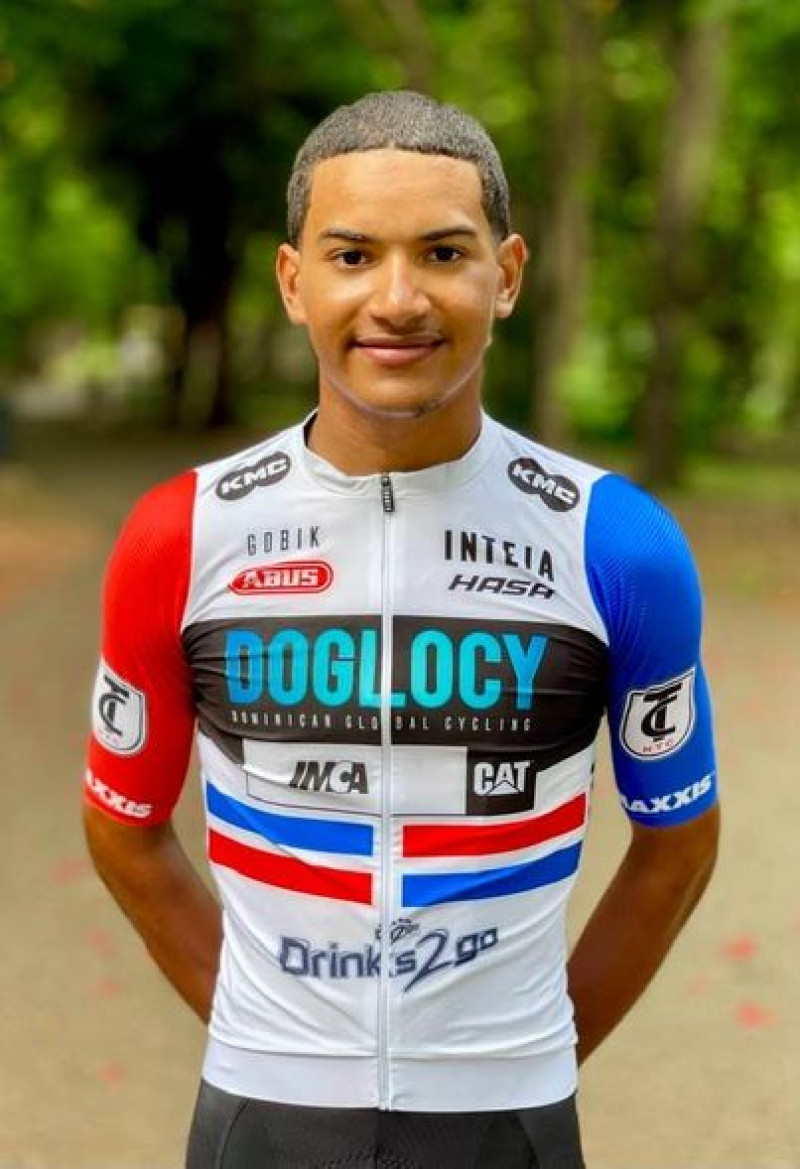 Roger Marte Valdez, de la Fundación Dominican Global Cycling (DOGLOCY), posa con el "maillot" tricolor que lo acredita como campeón nacional de ruta Sub-23.