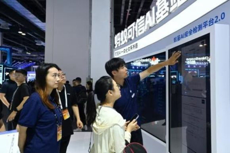 Unos visitantes, fotografiados el 6 de julio de 2023 en el stand de ANT Group en la Conferencia Mundial de Inteligencia Artificial, en Shanghái.