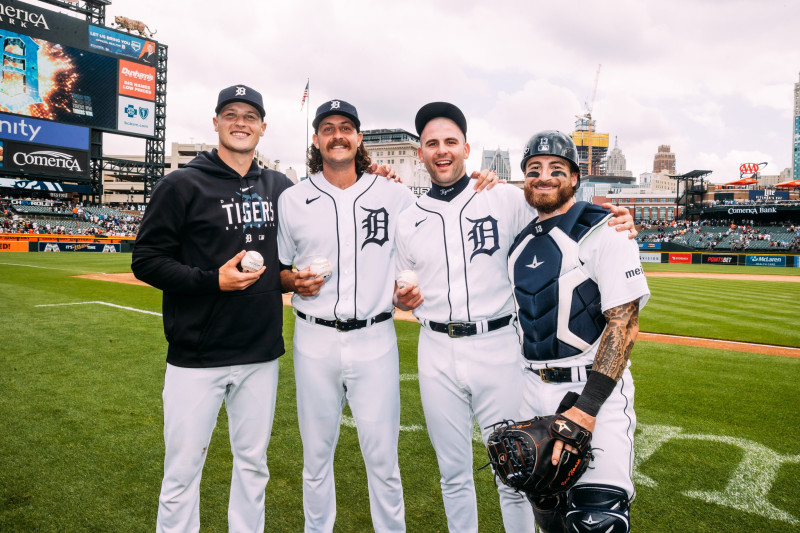 Los lanzadores Matt Manning, Jason Foley y Alex Lange junto al receptor Eric Haase tras el no hitter de Detroit frente a Toronto.