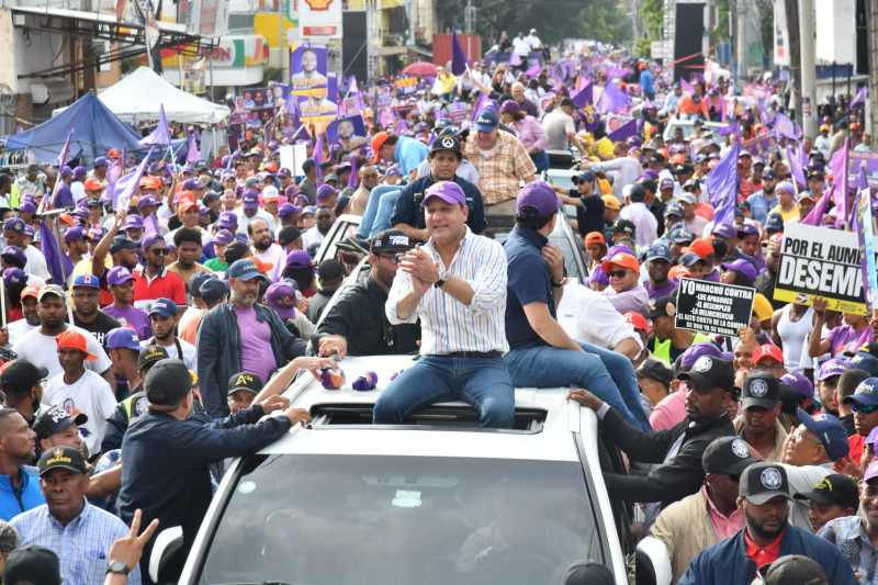 El candidato presidencial del PLD, Abel Martínez, encabezó la marcha peledeísta