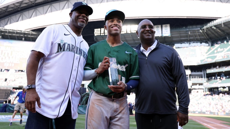 Nasim Núñez, de los Marlins, recibe el trofeo que lo acredita como MVP del Juego de Futuras Estrellas.