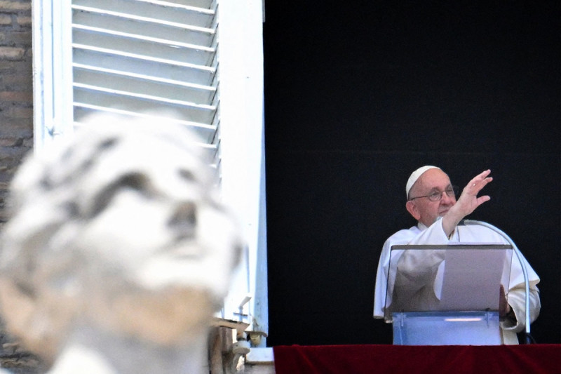El Papa Francisco saluda mientras se dirige a la multitud desde la ventana del palacio apostólico con vista a la plaza de San Pedro durante su oración del Ángelus en el Vaticano el 9 de julio de 2023.