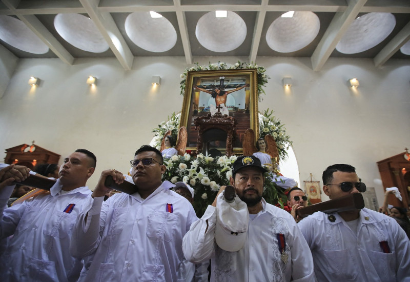 Hombres portan la cabeza de la Sangre de Cristo, quemada en un incendio el 31 de julio de 2020, durante una procesión en su honor en la Catedral Metropolitana de Managua el 9 de julio de 2023.