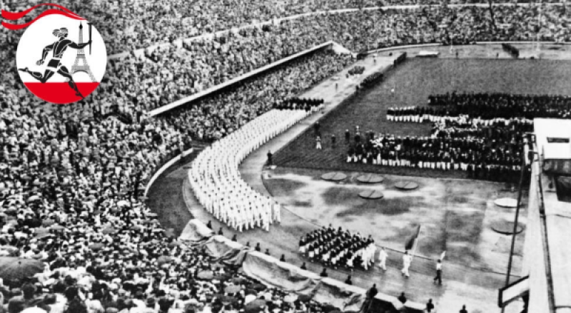 Los atletas rusos (en blanco) desfilan en la ceremonia de apertura de los Juegos olímpicos de Helsinki, el 19 de julio 1952, en el estadio olímpico de la capital finlandesa. © AP Photo