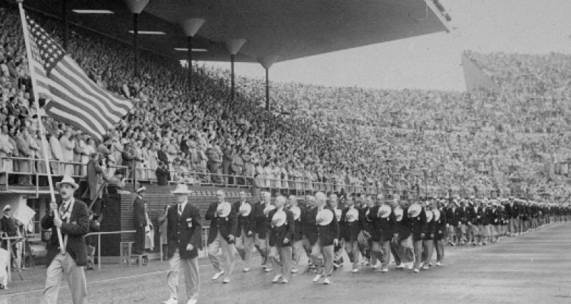 La delegación de Estados Unidos despila en el estadio olímpico durante la inauguración de los Juegos olímpicos de Helsinki, en Finlandia, el 19 de julio 1952. © AP Photo