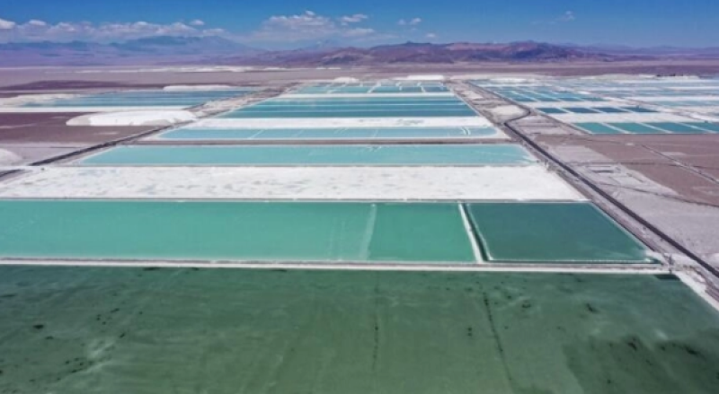 Piscinas de evaporación de salmueras de litio en Chile, región de Calama, 2022.