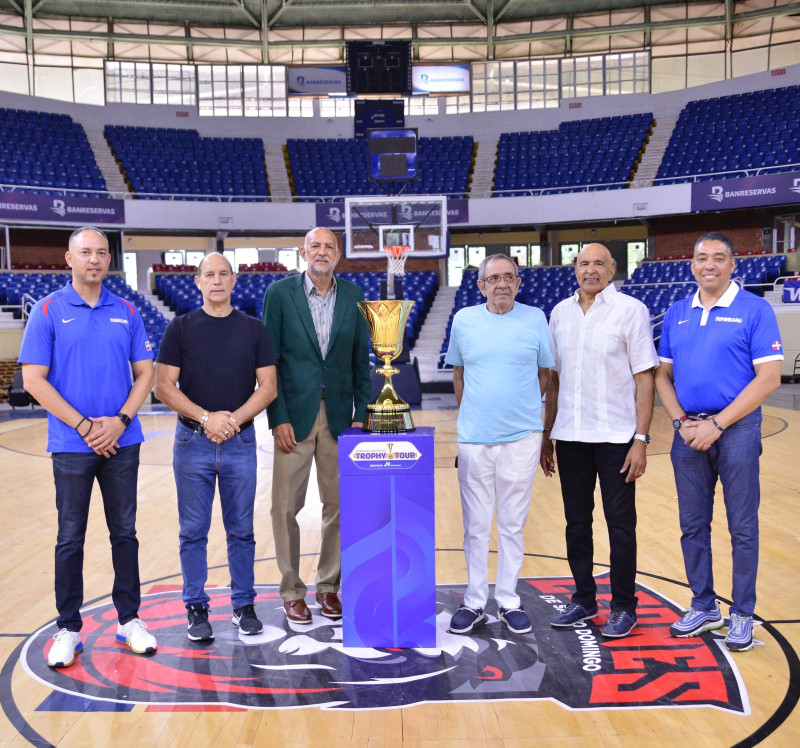 David Díaz, Iván Mieses, Vinicio Muñoz, Faisal Abel, Eduardo Gómez y Junior Páez junto a la Copa Mundial de baloncesto.