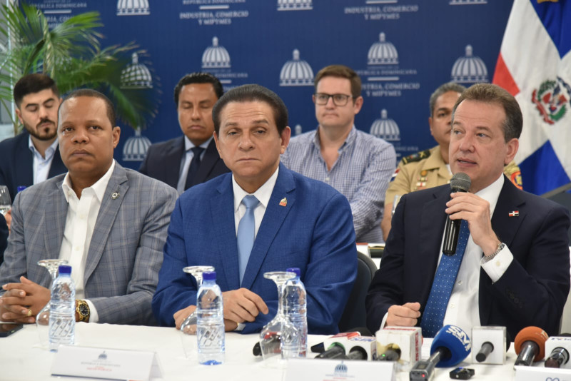 Ito Bisonó, ministro de Industria, Comercio y Mipymes (MICM) junto al Daniel Riversa, ministro de Salud y Luis Valdez, director de la GDII.