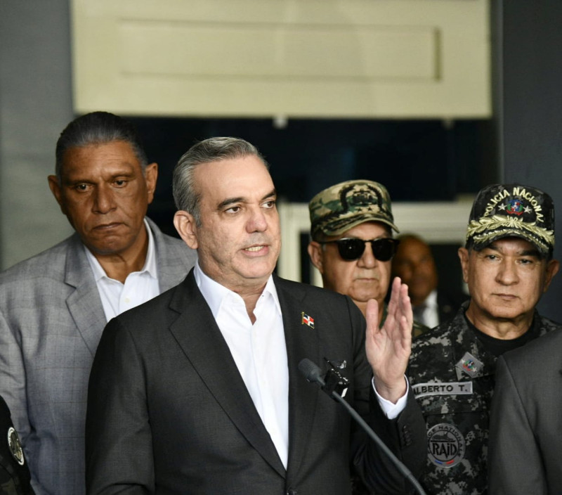 El presidente Luis Abinader se reintegró ayer a sus labores con una reunión de tres horas con el mando policial.
